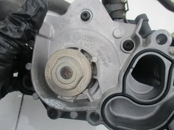 OEM 04C121121C Bomba de agua alojamiento termostato VW Up! image 3