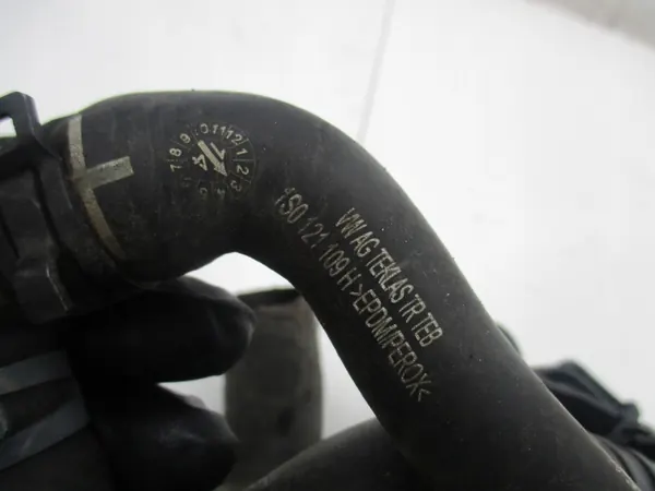 OEM 04C121121C Bomba de agua alojamiento termostato VW Up! image 9