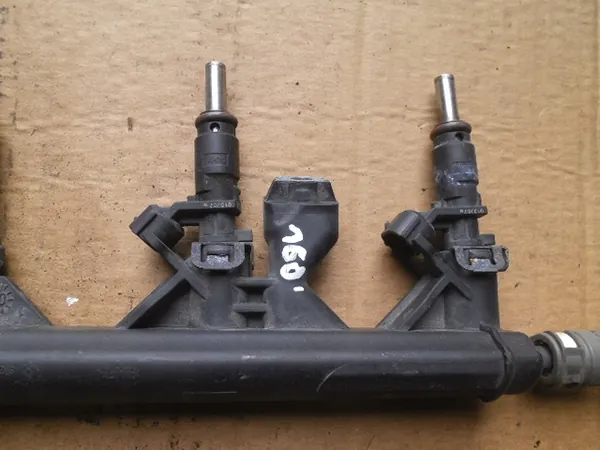 Rail de injeção Peugeot 207 Citroen C4 1.6 VTI V7528176 image 2