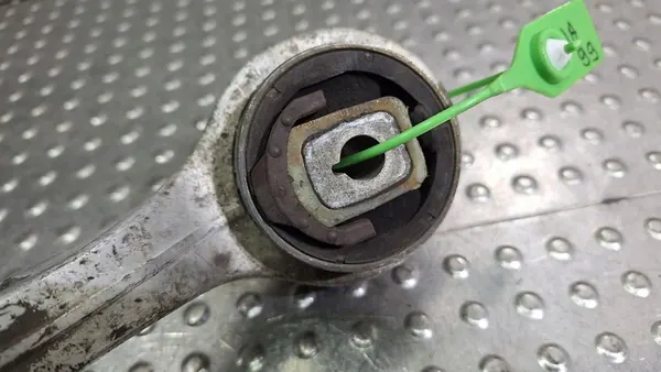 Braccio di controllo anteriore destro inferiore VW Passat B5 Audi A4 B5 A8 D2 OEM image 7