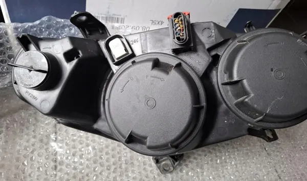 Farol dianteiro esquerdo Peugeot 307 00-09 image 5