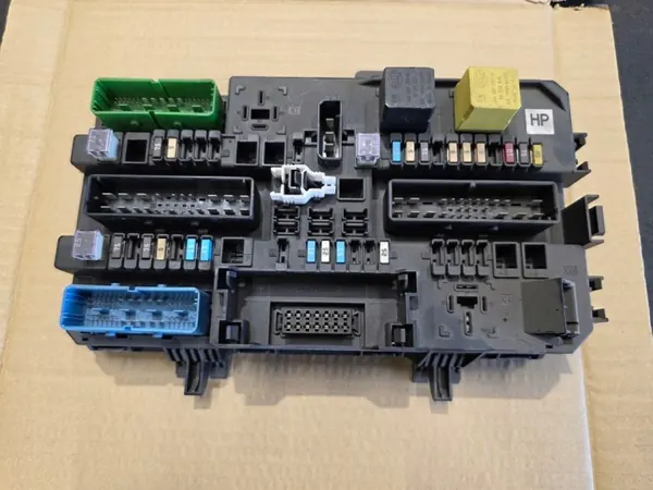 Módulo caixa fusíveis OEM 13220830HP Opel Zafira B image 2