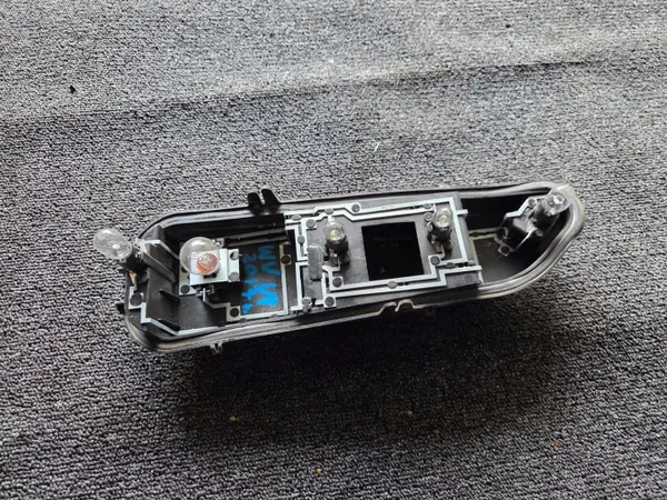 Moldura Farol Traseiro Esquerdo VW Up! FL OEM 1S0945257A image 2