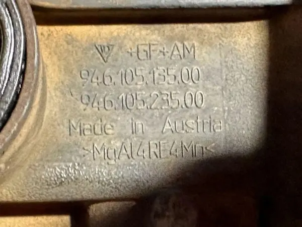Porsche Nockenfolgerabdeckung OEM 94610513500 Gebraucht image 3