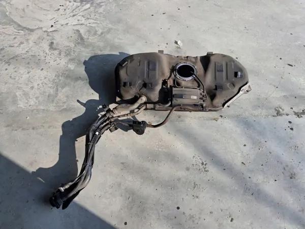 Tanque Kia Rio IV OEM 31100-H8320 - Usado image 2