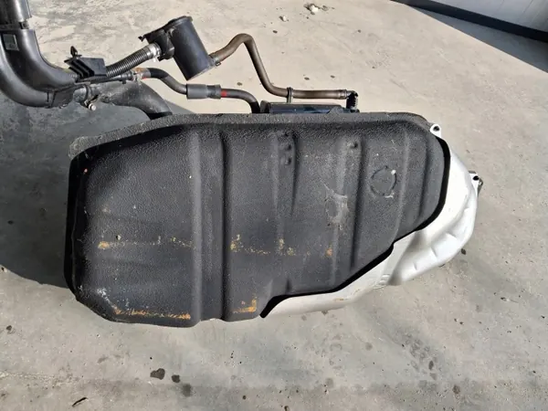 Tanque Kia Rio IV OEM 31100-H8320 - Usado image 4