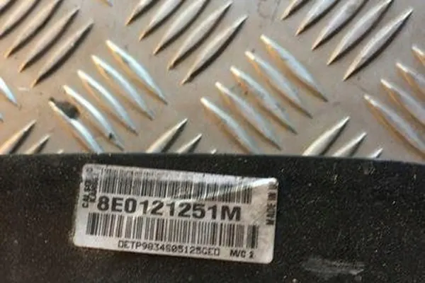 Radiador de agua AUDI A4 2.0L gasolina 2007 OEM 8E0121251M image 2