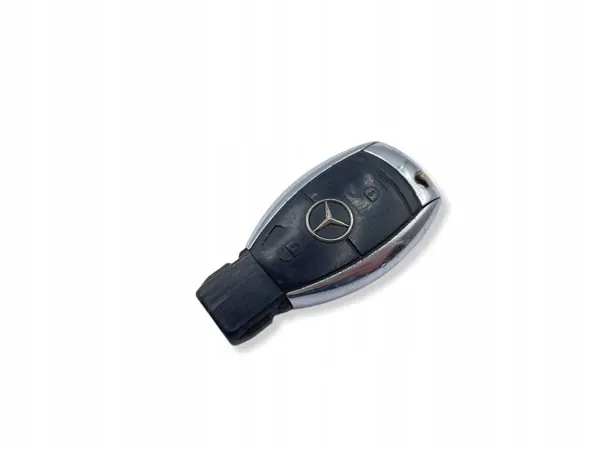 Llave Mercedes OEM UHP2262 - 2 Botones Plata Usada image 3