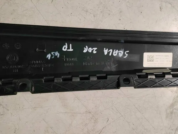 Skoda Scala Oikea Takaoven Lista OEM 657839902 image 6