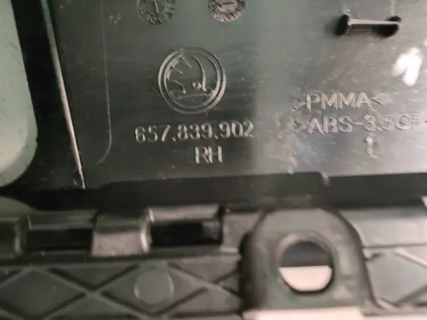 Skoda Scala Oikea Takaoven Lista OEM 657839902 image 7