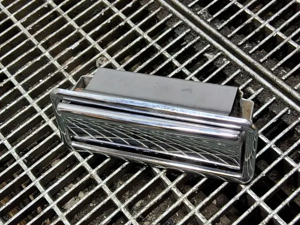 Cinzeiro dianteiro Jaguar XJS OEM SKE55549 - Usado image 3
