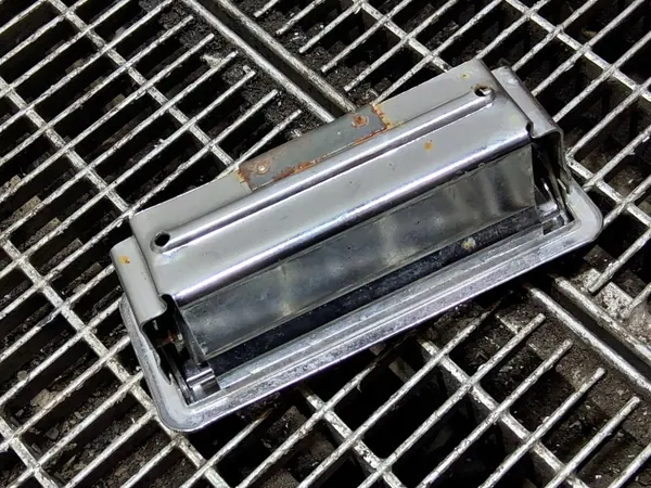Cinzeiro dianteiro Jaguar XJS OEM SKE55549 - Usado image 4