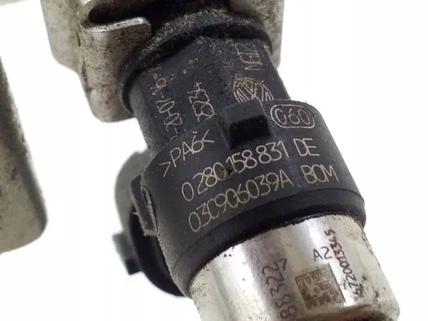 Iniettori completi Skoda Octavia Mk3 2016 04E129041F image 5