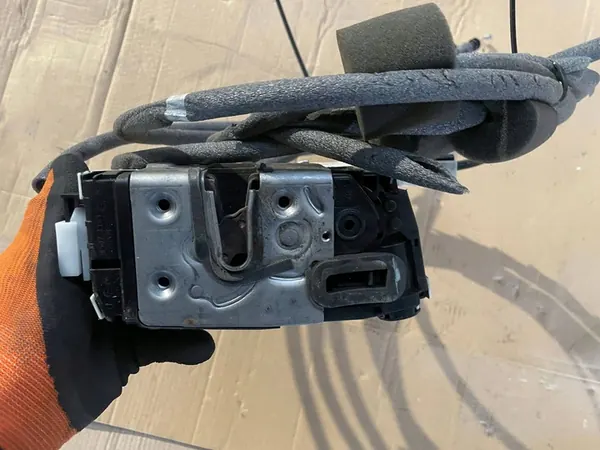 Mercedes-Benz Sprinter Sidodörrlås 2012 Van A9067303535 image 4