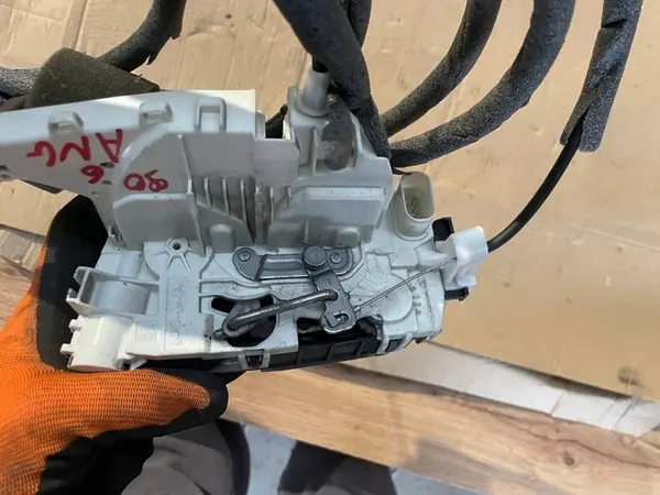 Mercedes-Benz Sprinter Sidodörrlås 2012 Van A9067303535 image 6