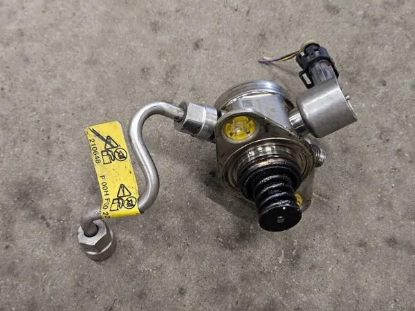 Pompe à carburant Opel Insignia A OEM 12646884 Occasion image 2