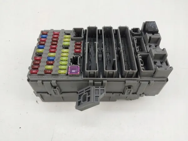Sulakelaatikko OEM 38200SWAE611M1 Honda CR-V III:lle image 2