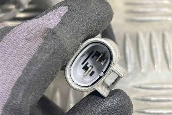 Fuel Filter Housing PEUGEOT 4008 1.8L diesel 2013 J1335070 image 2