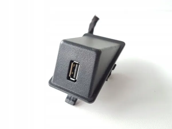 Ford Focus USB-pistorasia OEM 123 - Käytetty kunto image 2