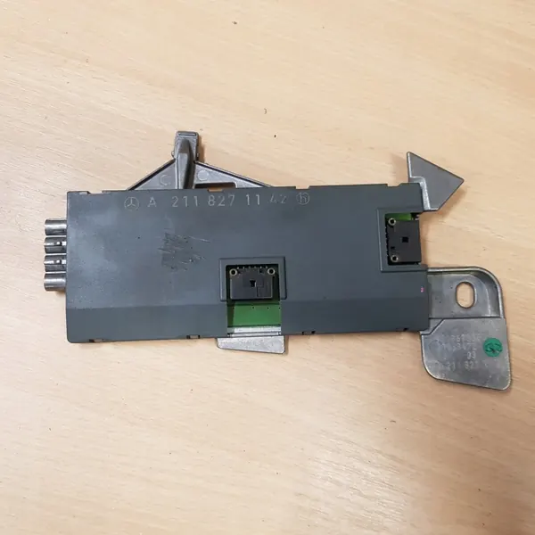 Mercedes Antenneversterker OEM A2118271142 Gebruikt image 2