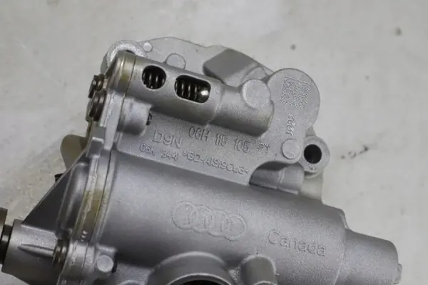 Bomba de aceite VW usada OEM 06K344 para 2.0L gasolina image 2