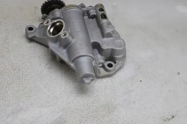 Bomba de aceite VW usada OEM 06K344 para 2.0L gasolina image 5