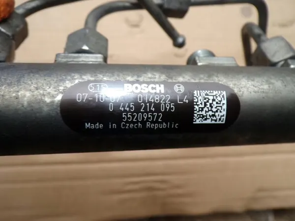 Brandstofrail Opel Zafira B 1.9 CDTI 05-08 image 2