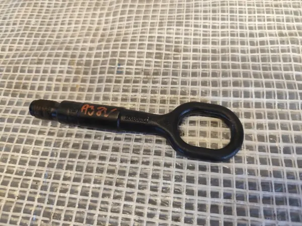 Audi A3 8V hinauskoukku OEM 8K0605615 - Käytetty image 3