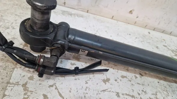 Actuador de elevación de cabina Mercedes Actros MP4 OEM 0035530205 image 3