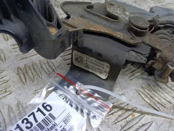 Verrou de Capot Tesla Model S OEM Wrakowisko-13716- image 2