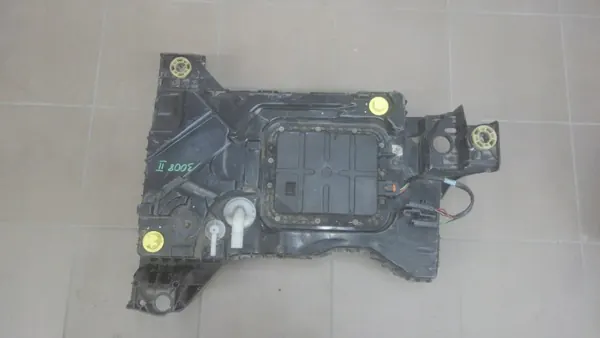 Tanque AdBlue Peugeot 3008 II OEM P1002560 - Usado image 2