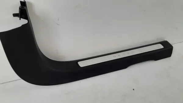 Volvo V60 II Oikea etuoven kynnyssuoja OEM 31468391 image 4