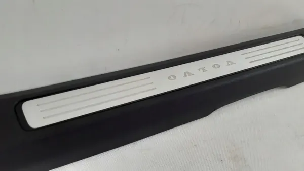 Volvo V60 II Oikea etuoven kynnyssuoja OEM 31468391 image 5
