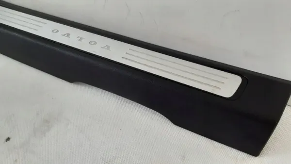Volvo V60 II Oikea etuoven kynnyssuoja OEM 31468391 image 6