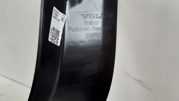 Volvo V60 II Oikea etuoven kynnyssuoja OEM 31468391 image 9