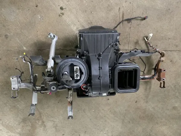 BMW X1 F48 F49 kojetaulun vahvike OEM KSI3243 image 3