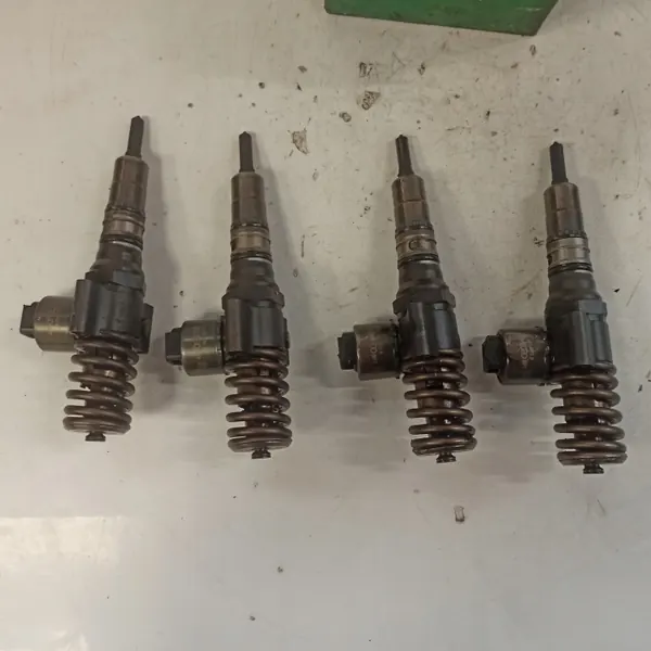 Pompe à carburant VW Touran I 2.0 TDI OEM 0414720402 image 9