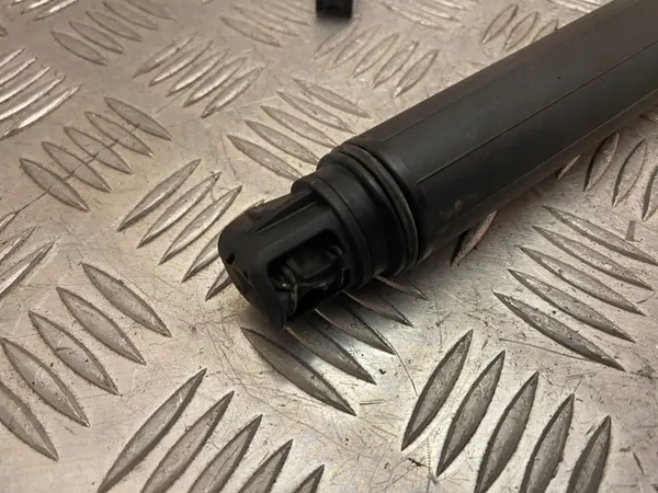 Actuador de capó Volvo XC90 OEM 31690604 - Usado image 6