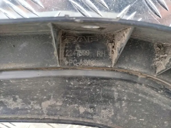 DAF OEM 2247599 Cubreguardabarros Derecho - Usado image 3