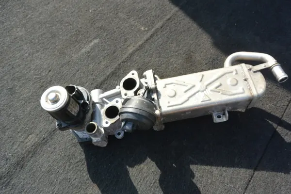 EGR-jäähdytinventtiili OEM 03L131512C SEAT Golf VI:lle image 2