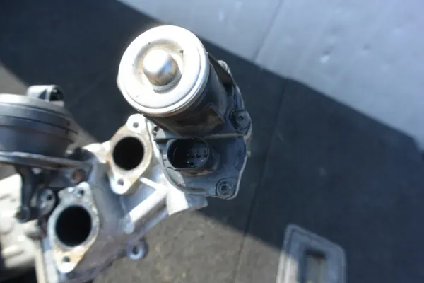 EGR-jäähdytinventtiili OEM 03L131512C SEAT Golf VI:lle image 10