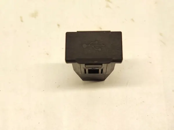 Tomada USB Mitsubishi Outlander OEM K152041 2015 image 2