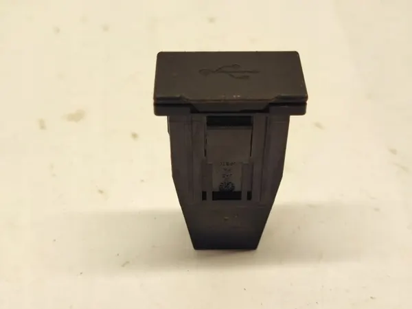 Tomada USB Mitsubishi Outlander OEM K152041 2015 image 3