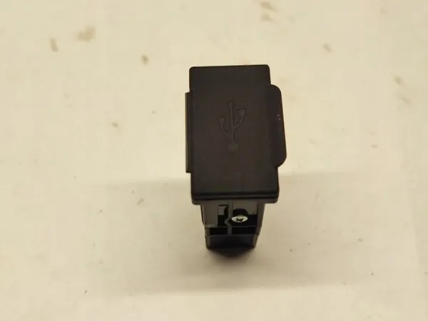 Tomada USB Mitsubishi Outlander OEM K152041 2015 image 5