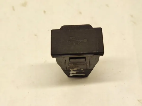 Tomada USB Mitsubishi Outlander OEM K152041 2015 image 6