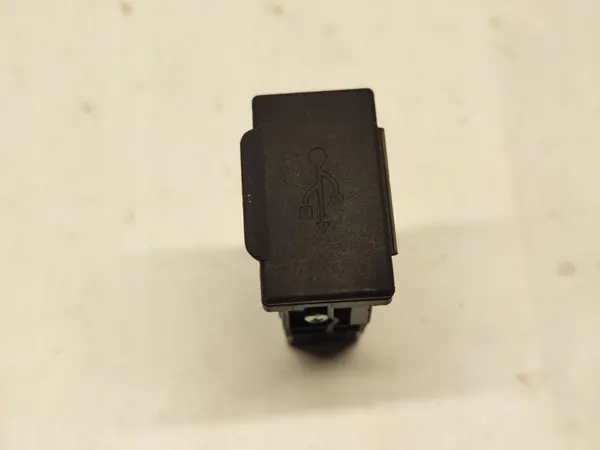 Tomada USB Mitsubishi Outlander OEM K152041 2015 image 7
