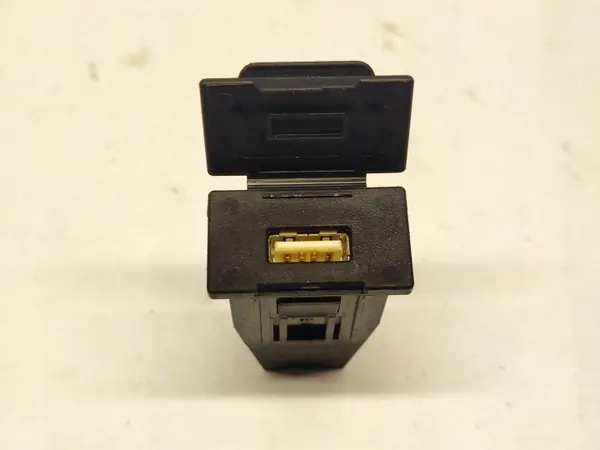 Tomada USB Mitsubishi Outlander OEM K152041 2015 image 8