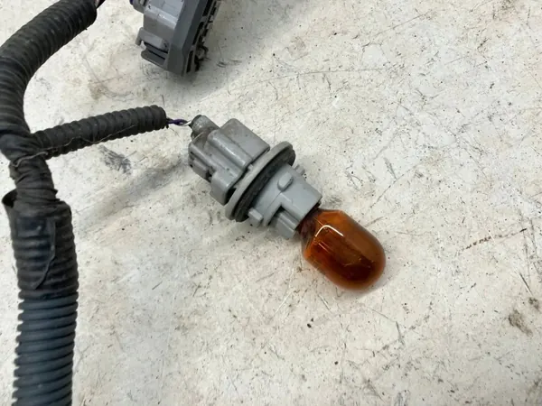 Conector Farol Dianteiro Direito Prius IV OEM OYT26218 image 3