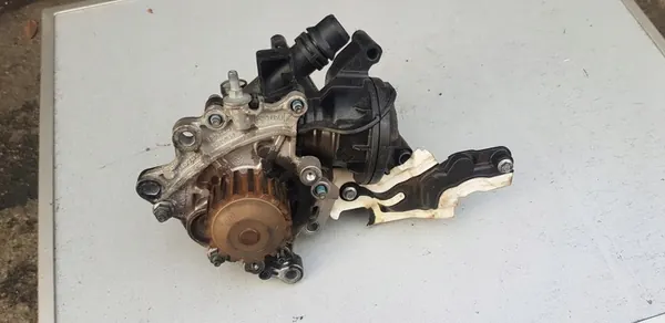 PEUGEOT 308 II T9 1.5 BLUE HDI Vattenpump OEM image 2
