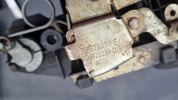 VW Transporter T4 Takaluukun Kahva 701829239E image 4